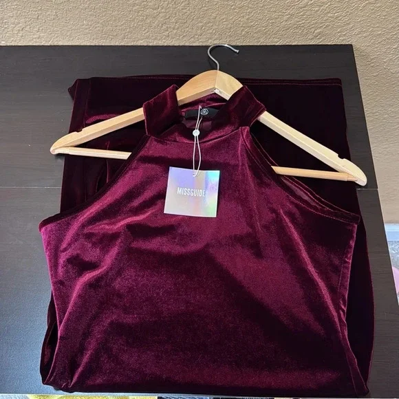 Missguided - Velvet Halterneck Bodycon Dress Burgundy. 6 - Picture 3 of 8